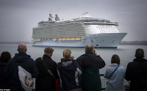 Con tàu du lịch lớn nhất thế giới lần đầu tiên cập bến ở cảng Southampton, Anh quốc vào lúc 10h sáng 15/10 trong màn sương dày đặc. 