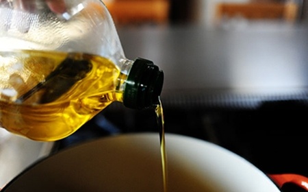    	Cho dầu olive và một miếng bơ nhỏ vào nồi rồi đun nóng lên. Khi dầu đã nóng và bơ đã tan chảy hết, bạn cho lần lượt thịt bò vào, chia thành nhiều đợt để thịt không bị dính vào nhau, đến khi thịt chuyển nâu mặt ngoài thì gắp ra. - Sau khi gắp ra, bạn chờ thịt nguội bớt rồi cắt đôi miếng thịt ra nhé 