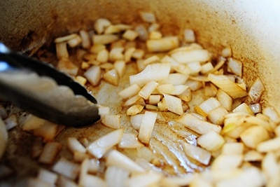 3. Xắt hành tây thành hạt lựu rồi phi thơm trên bếp cùng với tỏi trong vài phút.  