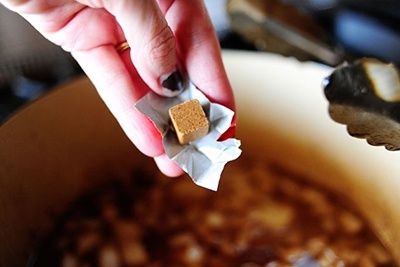 5. Thêm nước dùng bò đun nóng và viên súp bò hầm vào nồi. 