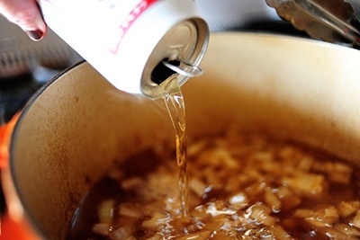 5. Cho 1 lon bia vào nồi. Bia sẽ giúp cho thịt bò mềm và không còn mùi hôi.