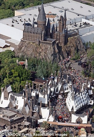 Thế giới phù thủy của Harry Potter (bên trái), ở công viên Universal tại Orlando, có thể sẽ được tái hiện ở Bắc Kinh để cạnh tranh với Disneyland ở Hồng Kông.