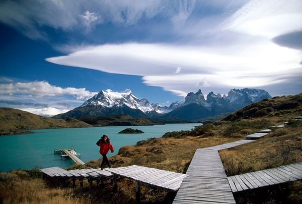 Bức ảnh “Những đỉnh núi của Patagonia” đăng trên tạp chí năm 1997. “Ảnh chụp từ khách sạn Explora, thuộc công viên quốc gia Torres del Paine ở Chile. Tôi đậu xe trước khu vực khách sạn, sau đó ngồi xuống chiêm ngưỡng vẻ đẹp tuyệt vời của cảnh vật. Tôi cố dùng trí nhớ mình để ghi lại màu sắc của mặt hồ và sự thay đổi nhanh chóng của mọi vật xung quanh, đặc biệt là những đám mây trên bầu trời”. (Nhiếp ảnh gia Pablo Corral).