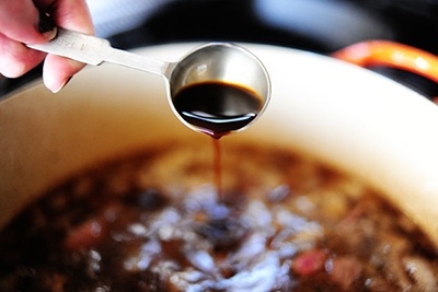 Thêm muối, sốt Woschestershire và đường vào. Đậy nắp nồi lại rồi đun ở lửa nhỏ trong khoảng 1,5 đến 2 giờ. Quá trình đun sẽ giúp thịt mềm hơn và các gia vị hoà quyện vào nhau.