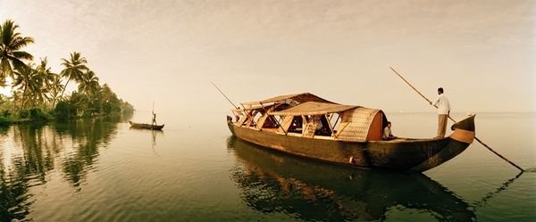 Bức ảnh “Vẫn ở ngoài miền sông nước” được đăng trên tạp chí năm 1999. “Tôi dành trọn một ngày, thực hiện chuyến đi trở về miền sông nước ở Kerala, Ấn Độ trên một chiếc thuyền chở gạo. Đó là cuộc phiêu lưu thú vị, dường như không điểm dừng, ngồi trên thuyền là lựa chọn thú vị để tôi có thể thưởng ngoạn cảnh sắc tuyệt vời này”. (Nhiếp ảnh gia Macduff Everton).