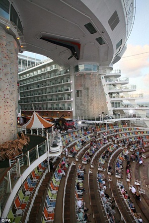 Nhân sự kiện tàu Oasis Of The Seas cập cảng nước Anh, Phó Chủ tịch Tập đoàn Royal Caribbean International chia sẻ: “Ngày hôm nay đánh dấu mốc quan trọng trong việc mở rộng kinh doanh ra toàn cầu của tập đoàn Royal Caribbean International. Chúng tôi đang đánh dấu 1 bước chuyển mình đáng kể trong lĩnh vực đầu tư của chúng tôi vào thị trường phát triển trên thế giới. Chúng tôi cam kết mang đến cho các bạn những con tàu sáng tạo nhất, kiến trúc hiện đại nhất và nỗ lực hơn nữa để mang lại dấu ấn mới trong ngành du lịch.