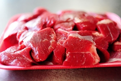 Đầu tiên, bạn thấm khô thịt bò rồi cắt thành từng miếng vuông vừa. 