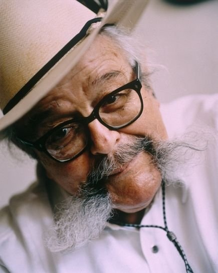 Bức ảnh “Cụ già đội nón trắng” của nhiếp ảnh gia Ken Kochey đăng trên tạp chí năm 2001.