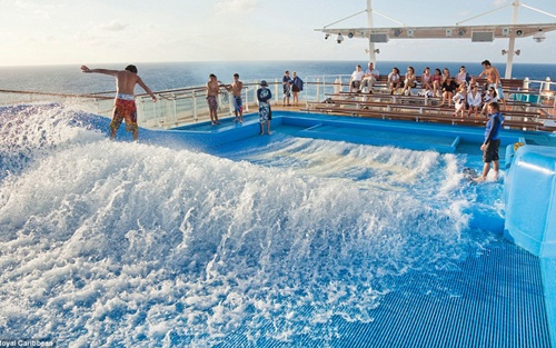 Khu lướt sóng trên thuyền (ảnh: Royal Caribean)