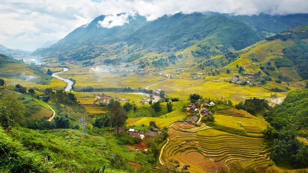 Vẻ đẹp tuyệt vời: Với những khu ruộng bậc thang óng ả và đỉnh núi mờ sương, Sapa, thị trấn nổi tiếng ở miền Bắc Việt Nam, có vẻ đẹp không bút nào tả xiết. Đây cũng là điểm dừng chân của những người mê leo núi trước khi dấn thân vào chuyến phiêu lưu lên đỉnh núi cao nhất Việt Nam. Ảnh: Matt Munro