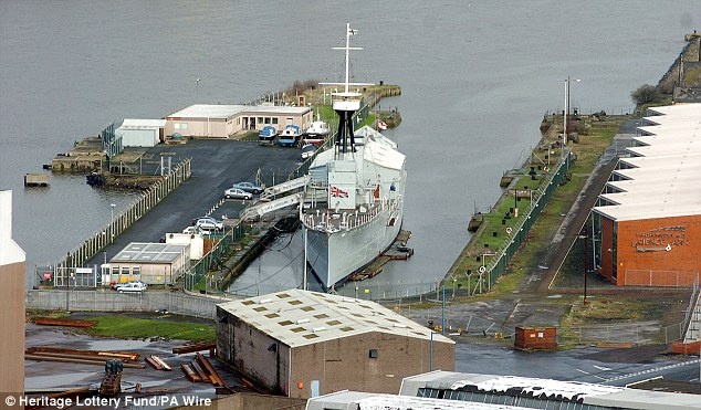 Con tàu đang neo ở cảng Alexandr, nơi đóng tàu Titanic.