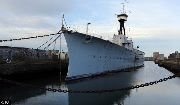 Tau chien phuc dung thanh bao tang tu tien quy trung so hinh anh