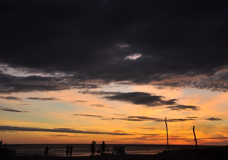 Những ánh nắng đầu ngày le lói trên bãi biển Tuy Hòa.