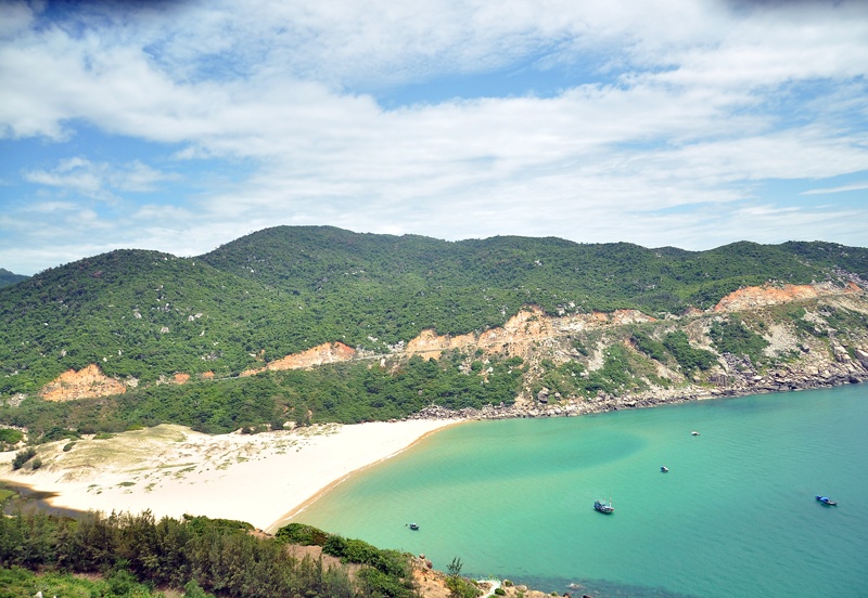 Bờ biển đẹp như bức tranh thủy mặc tại Bãi Môn.