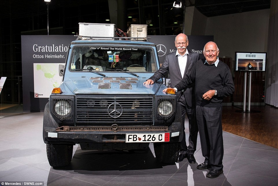Giám đốc điều hành của Mercedes, Dieter Zetsche, và Gunther chụp cạnh Otto trong bảo tàng.