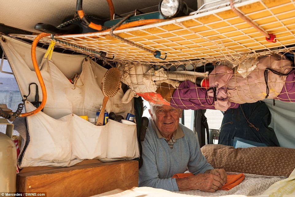 Hai ghế sau của xe được dỡ bỏ để lấy chỗ đặt đệm và trữ đồ.