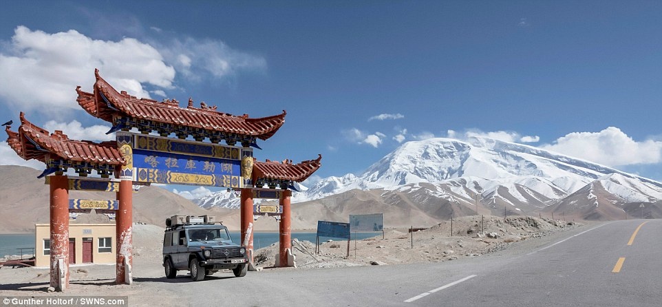 Cũng trong năm 2011, họ đã đi trên đường cao tốc Karakorum của Trung Quốc.