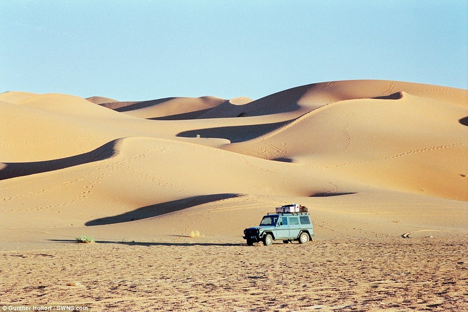 Chiếc Mercedes đã chu du qua sa mạc của Algeria.