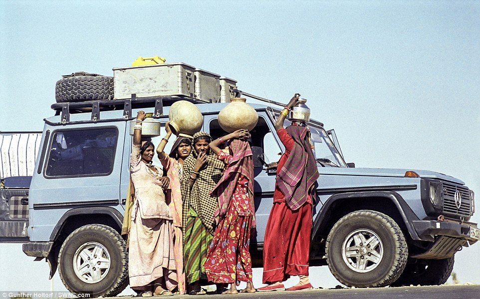 Họ gặp những người bạn mới ở Ấn Độ năm 2005.