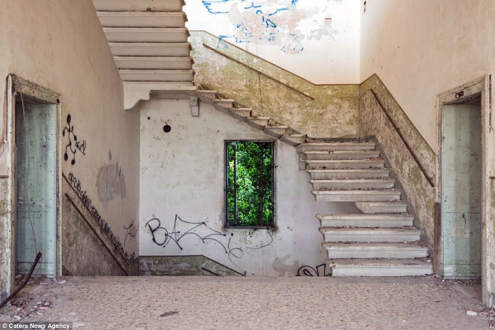  Đến thể kỷ 20, một bệnh viện tâm thần đã được mở trên hòn đảo này, điều kỳ lạ xảy ra là trong khi tất cả các bác sĩ và y tá đều không nghe thấy gì thì những bệnh nhân lại suốt ngày đập phá, la hét vì nhìn thấy các linh hồn vất vưởng xung quanh bệnh viện.