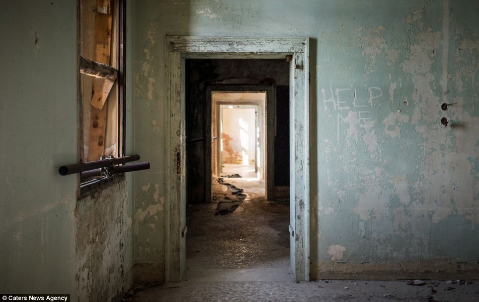 Đảo Poveglina còn nổi tiếng với những cuộc tra tấn bệnh nhân một cách tàn bạo của một bác sĩ quái dị. Hắn đưa các bệnh nhân lên tháp chuông và phẫu thuật họ với các dung cụ như búa, dùi đục và khoan tay.