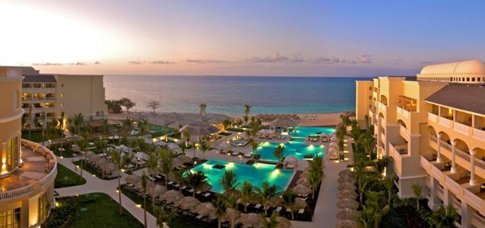 4. Iberostar Grand Rose Hall - Rose Hall, Jamaica: Địa điểm tuyệt vời để thưởng thức sự hòa hợp ngọt ngào giữa trời mây và sóng nước.