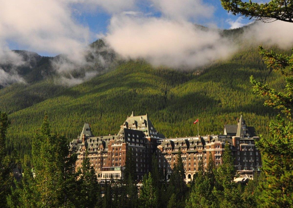 4. Khách sạn Banff Springs. Khách sạn Fairmont Banff Springs ở Alberta, Canada được biết đến với Lâu đài Đá đã từng được những người nổi tiếng và hoàng tộc lưu dấu vào những năm 30 của thế kỷ 19. Du khách kể lại, họ bị ám ảnh bởi một người phục vụ khách sạn xưa, một cô dâu váy bị bốc cháy, và một gia đình bị giết. Những hiện tượng siêu tự nhiên diễn ra tập trung nhất ở phòng 