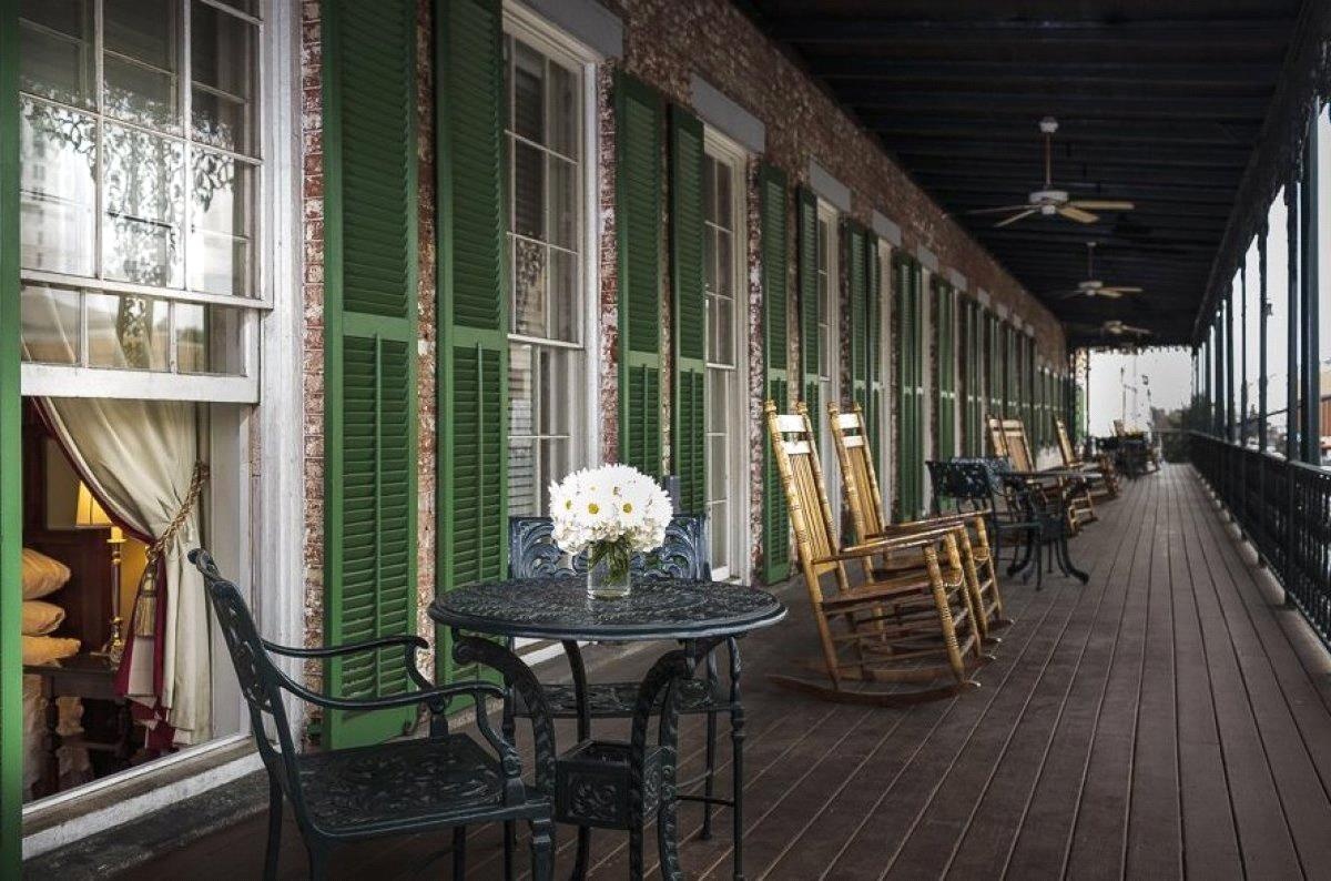 5. Khách sạn Marshall. Hãy trải nghiệm sự quyến rũ lâu đời, lòng hiếu khách của vùng đất phía Nam, và thậm chí cả những hiện tượng siêu tự nhiên tại khách sạn lâu đời nhất vùng Savannah, Khách sạn Marshall. Thật dễ dàng để tưởng tượng những linh hồn ẩn mình trong các góc khuất của danh lam mang tính lịch sử này. Nơi đây từng bị Liên minh Tướng William T. Sherman chiếm đóng trong quá trình hành quân về phía biển và được sử dụng làm bệnh viện cho Quân đội Liên bang. Du khách kể rằng, họ không chỉ nhìn thấy linh hồn của các chiến sỹ Liên minh, mà còn nhìn thấy cả bóng ma trẻ em trong khách sạn, có bóng ma còn cù chân du khách đang ngủ.