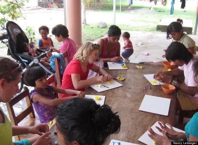 Hai con gái của Nancy tham gia giờ mỹ thuật tại trại trẻ mồ côi.