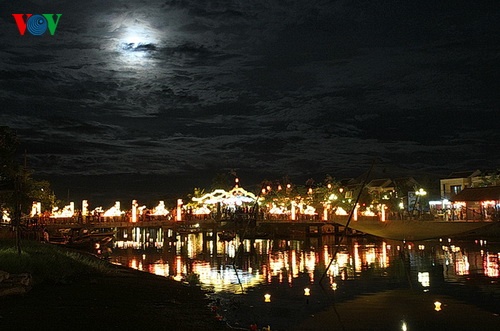 Không gian Hội An xưa lung linh trong đêm rằm