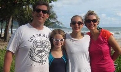 Thay doi cuoc doi ca gia dinh sau hai thang du lich hinh anh