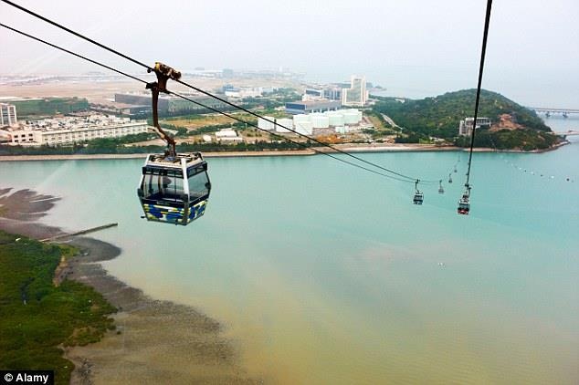 Điều đặc biệt ở Cáp treo Ngong Ping là khoang ngồi có đáy kính, rất thu hút các du khách thích mạo hiểm.