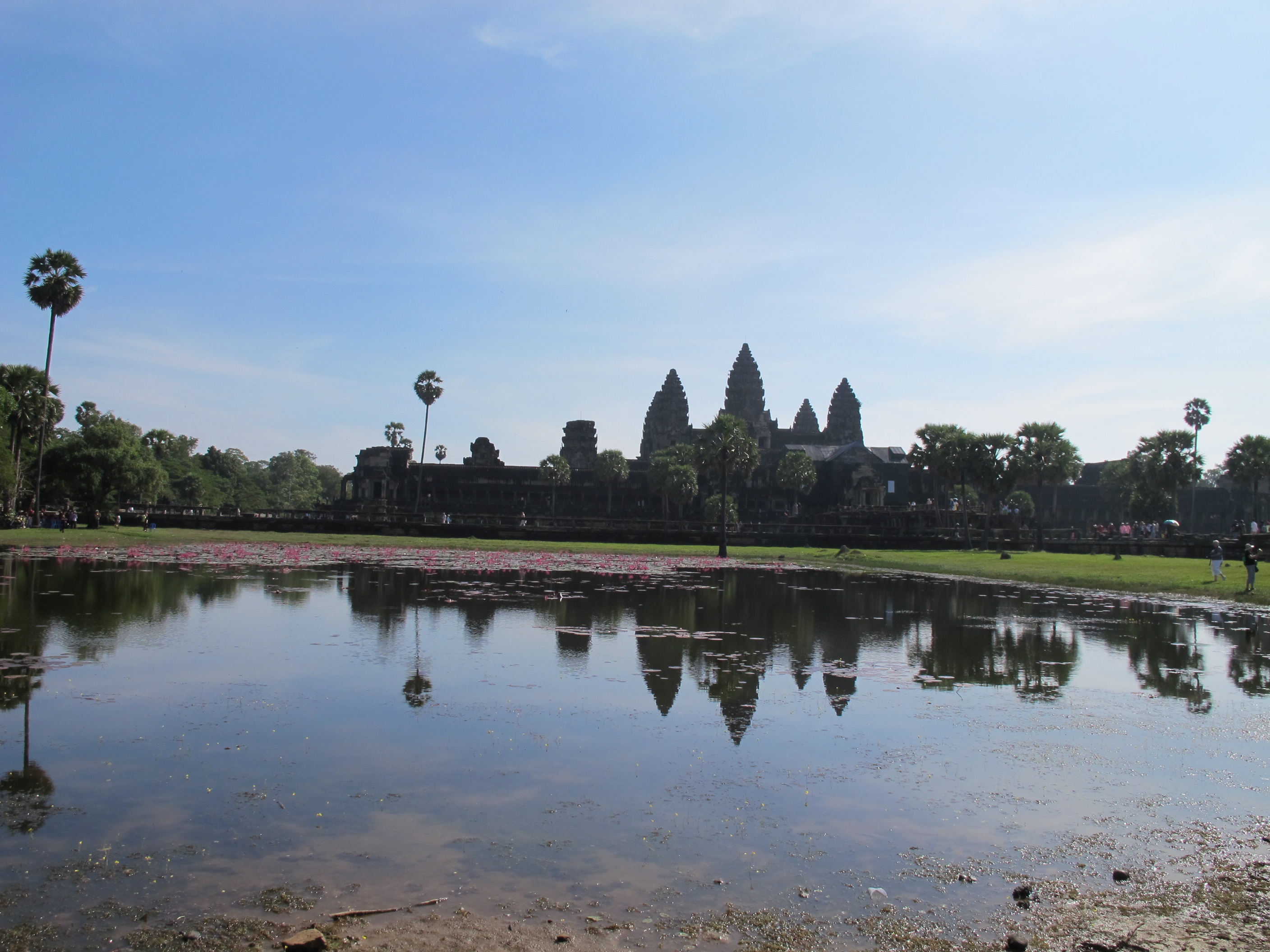 5 ngọn tháp ở Angkor Wat, biểu tượng của đất nước Campuchia.