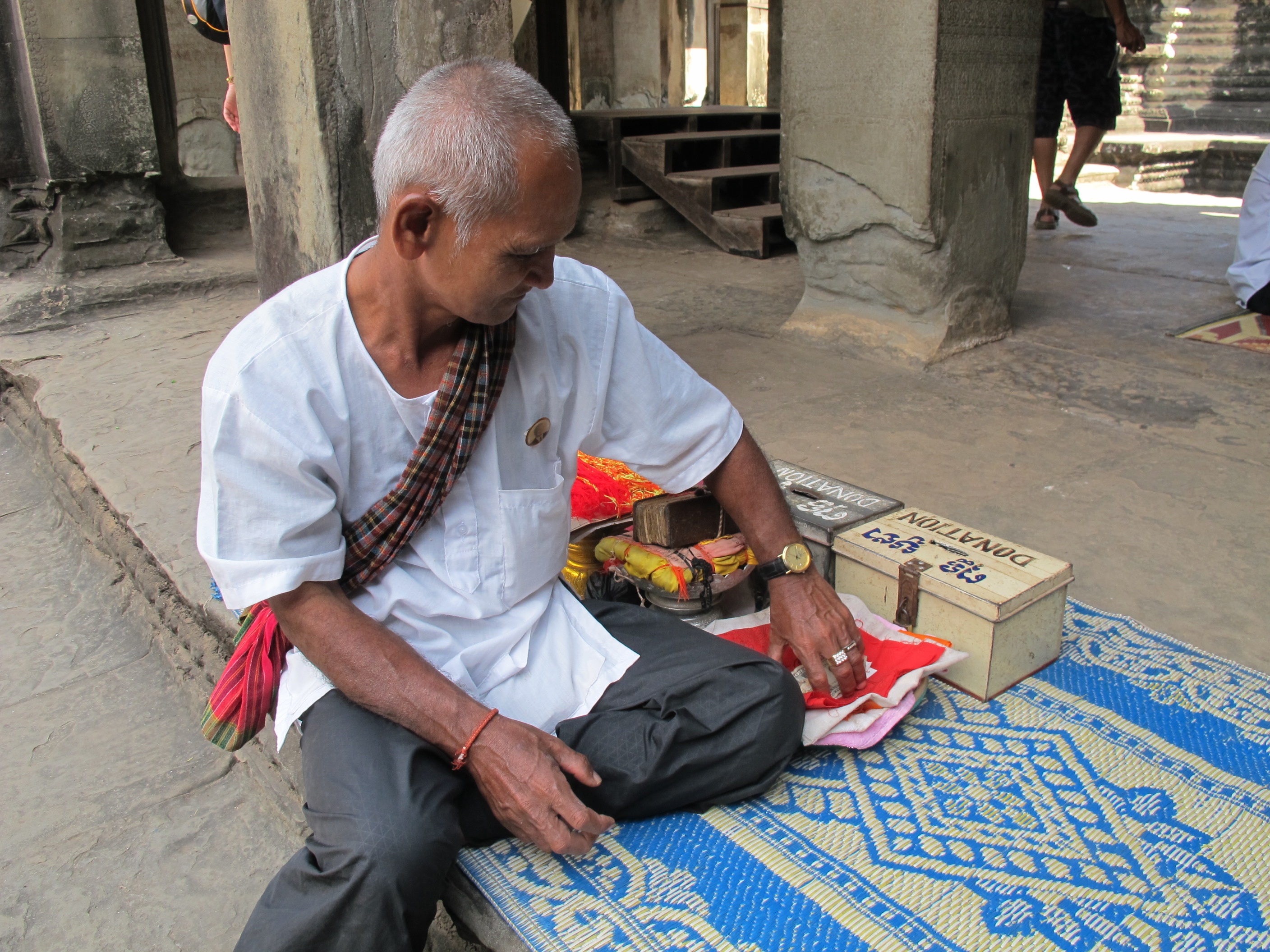 Ông Van và hộp đựng chỉ cầu may.