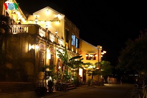 Du khach ngan ngam vi 'Dem pho co Hoi An' hinh anh