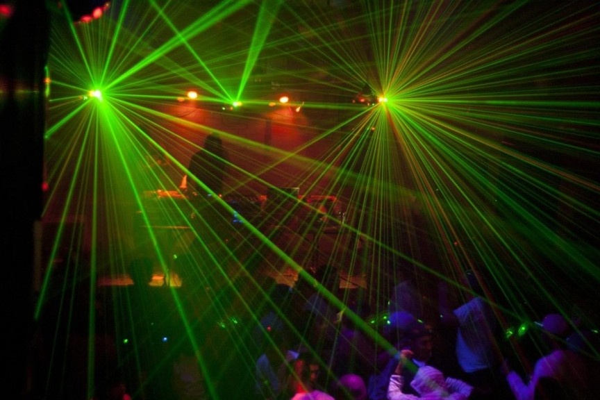 Nằm ngay tại London,  Câu Lạc Bộ Aquarium có lẽ là hộp đêm giàu nhất nước Anh.  Bạn có thể hòa mình trên sàn nhảy, nhảy vào bồn Jacuzzi, hay thưởng thức cocktails ngay trong bể bơi.  Nhưng điều độc đáo nhất tại hộp đêm này là không khí của những năm 70 và 80 toát lên từ âm nhạc, trang phục của nhân viên cũng như những đặc điểm không gian ấn tượng. 