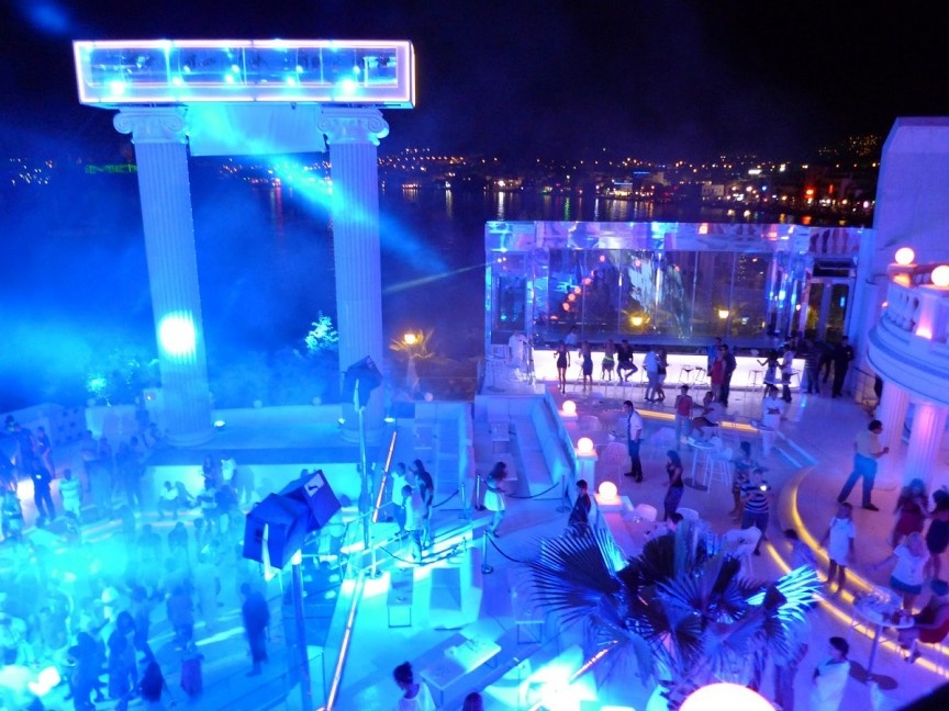 Nhập mô tả choNằm trên dãy núi già cả An-pơ của Thụy Sỹ, câu lạc bộ Chlosterli mang đến cho bạn không gian ấm cúng và thoải mái giữa tiết trời đông lạnh giá của vùng núi cao.  Hộp đêm có một sàn nhảy mang đậm phong cách của những năm 1970, nhưng hộp đêm này thật sự là một hộp-đêm, bởi nó chỉ mở cửa buổi tối.  Trong ngày, câu lạc bộ này lại trở thành một nhà hàng được biết tới bởi nhiều người bản địa cũng như khách du lịch.  Câu lạc bộ Chlosterli đông khách nhất vào mùa đông, đặc biệt vào tháng 12 và tháng 1.