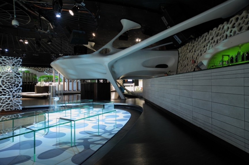 Dù có sức chứa lên tới 1200 người cùng một lúc, câu lạc bộ Cocoon ở Đức không phải là nơi dễ vào cửa.  Là một trong những hộp đêm sầm uất nhất tại Đức, câu lạc bộ Cocoon được cả thế giới chú ý tới với phong cách nội thất sang trọng và một màn chiếu hiệu ứng video để tăng thêm phần độc đáo cho không gian vốn đã rất cá tính.  Một đặc điểm khác của hộp đêm này là bức tường trang trí như tổ ong, phản chiếu 360 độ xuống khu vực chính của hộp đêm. 