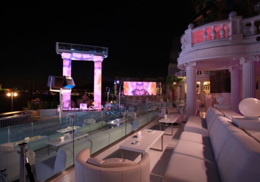 Hộp đêm này nằm tại một thị trấn nghỉ dưỡng của Thổ Nhĩ Kỳ, có tên gọi Bodrum, có sức chứa lên tới hơn 10,000 người một lúc.  Đúng vậy, 10,000 người trong một tòa nhà, suốt một đêm. Phong cách nội thất mô phỏng Đế chế La Mã, với một số tác phẩm nghệ thuật được phóng tác dựa theo kiến trúc La Mã cổ đại, cũng là điểm nhấn tạo nên sự khác biệt cho nơi này. 