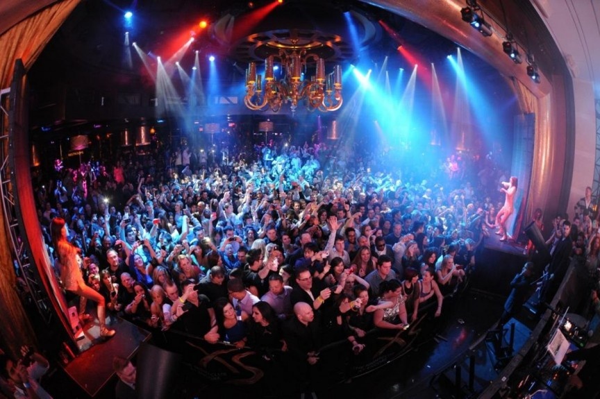 Hộp đêm này tại Barcelona đêm nào cũng đầy nhiệt.  Được trang trí cẩn thận với một số nội thất cổ độc đáo, điểm thu hút nhất tại hộp đêm này là quầy bar, nơi bán một số loại sâm-panh rất cổ và các loại đồ uống khác.  Nếu bạn đang tìm kiếm một hộp đêm có nhiều hoạt động thú vị để trải nghiệm, thì La Fira ở Barcelona chắc chắn là một ứng cử viên sáng giá.