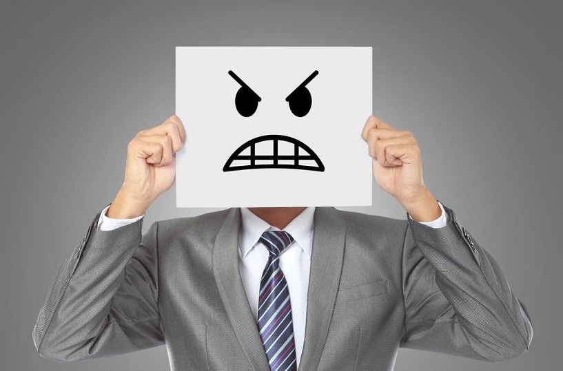 Nhung hanh vi ky quac tren may bay hinh anh