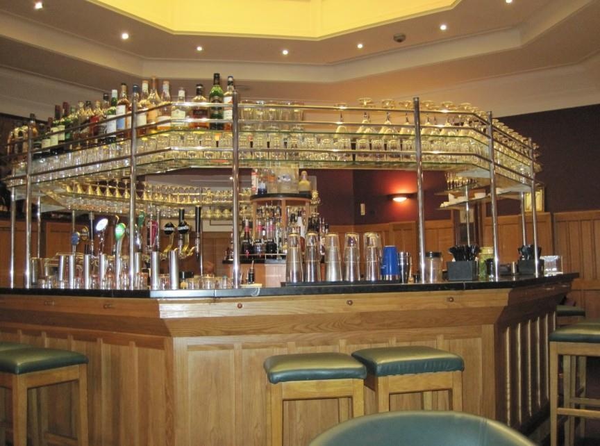 9. Quán The Study và Octagon tại Khách sạn Clarence (U2 sở hữu): Bono và the Edge sở hữu Khách sạn Clarence ở Dublin (Ireland) với vài nhà hàng và Quán này. Bạn đã bao giờ mua vé hạng sang xem U2 biểu diễn chưa? Nếu muốn mua, có thể bạn sẽ cần bán chiếc ô tô đang đi của mình. Nhưng nếu đến Quán, rất có thể bạn sẽ nhìn thấy Bono ở đó đấy. 