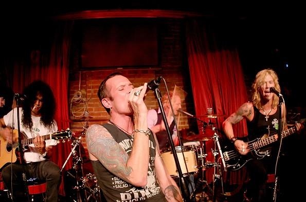 8. Quán Snitch (Scott Weiland, Duff McKagan, Brett Scallions sở hữu): Tiền thân là Quán Velvet Revolver Bar, Quán mở cửa lại vào năm 2004 với tên mới Snitch sau một thời gian dài không hoạt động, Snitch thay đổi rất nhiều so với trước, với ý tưởng đưa rock & roll vào quán. 