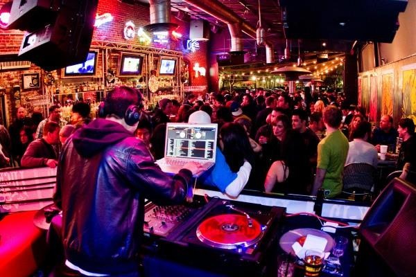 Nhung quan bar da doi cua cac rocker lung danh hinh anh