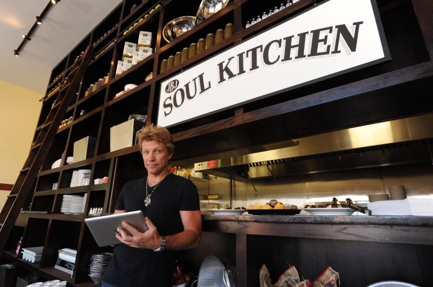 3.  Quán JBJ Soul Kitchen (Jon Bon Jovi sở hữu): Không chỉ đơn thuần một quán bar, Soul Kitchen còn là một nhà hàng từ thiện. Hãy xem cách mà Quán làm từ thiện nhé. Giả sử đồ uống của bạn giá <abbr class=