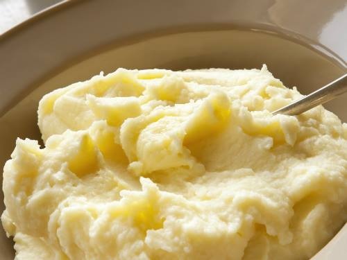 Trộn đều vụn bánh mì với sữa tươi đến khi bánh mì hút hết sữa. Bắp hạt trụng sơ. Đậu que làm sạch, cắt hạt lựu. Khoai tây rửa sạch, hấp chín, nghiền nhuyễn.