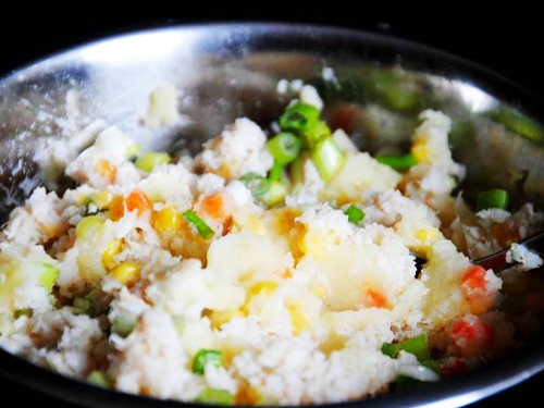 Cho thịt cua, vụn bánh mì, khoai tây, bắp hạt, đậu que, cà rốt vào thau, trộn thật đều, nêm muối, hạt nêm, tiêu, dầu ăn vừa ăn.