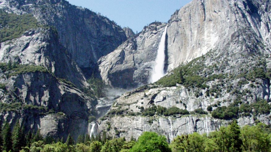 10. Thác Công viên Quốc gia Yosemite (Bắc Mỹ), gồm ba đoạn thác, tổng chiều dài 739 mét, là thác nước cao nhất Bắc Mỹ. Từ bất cứ nơi nào trong Công viên Yosemite đều có thể chiêm ngưỡng thác. Từ tháng 11 đến tháng 7 năm kế tiếp là khoảng thời gian nước đổ mạnh nhất, đặc biệt là tháng 5 và tháng 6. Vì vậy, bạn hãy chọn khoảng thời gian này để đến đây du lịch. 