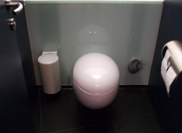 10.	Đây là nhà vệ sinh trong Nhà tù Quốc gia Virginia.