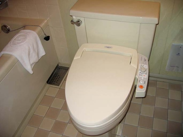 12.	Còn toilet ở Osaka (Nhật Bản) này có bộ điều khiển điện tử rất hiện đại.
